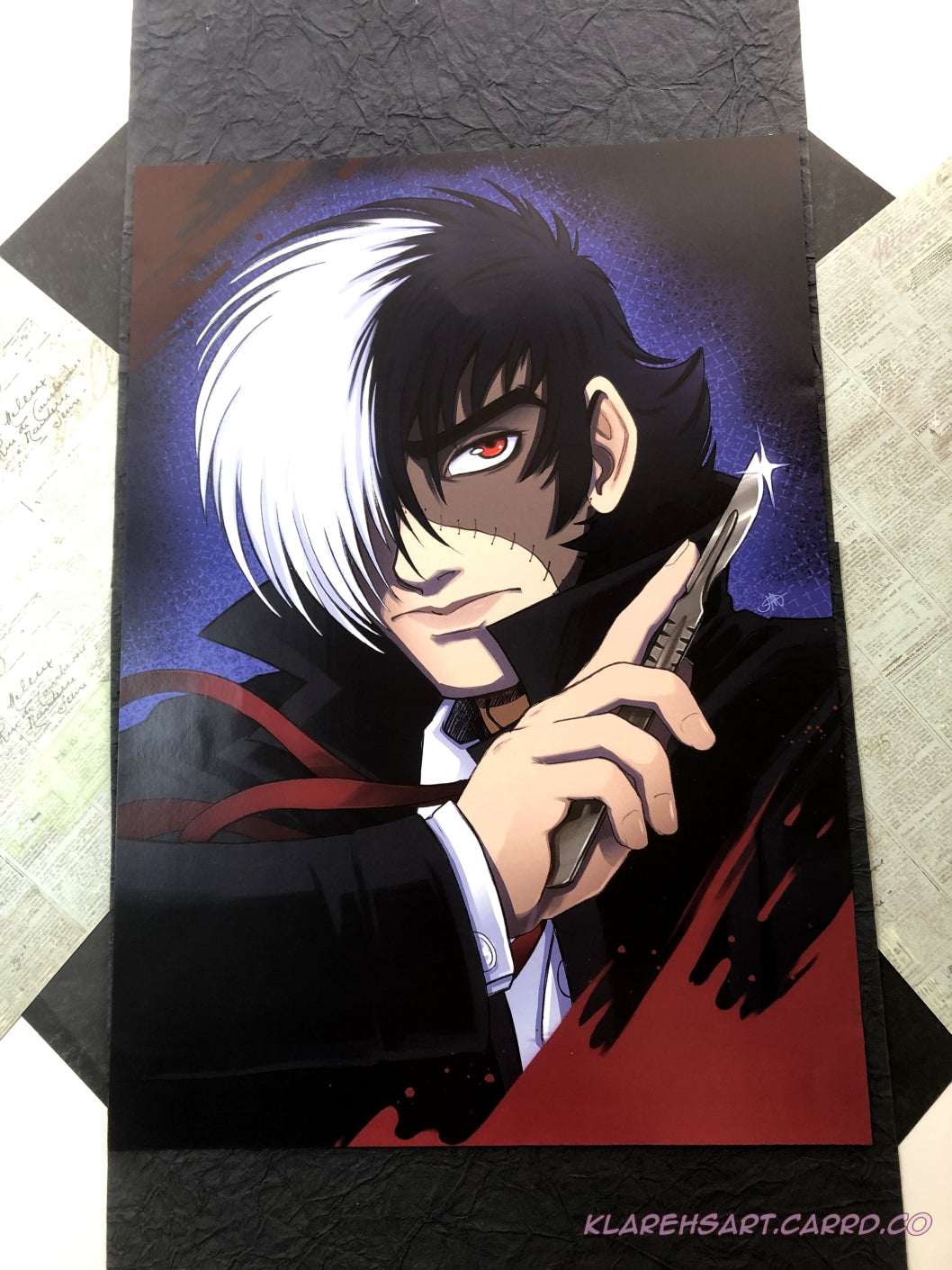 Anime character with white and black hair and red eyes, half of his face is stitched with another skin tone. He is holding a scapel, wearing a black trench coat with a white shirt and red string tie. A blood splat accents the corner. This is the Large size.