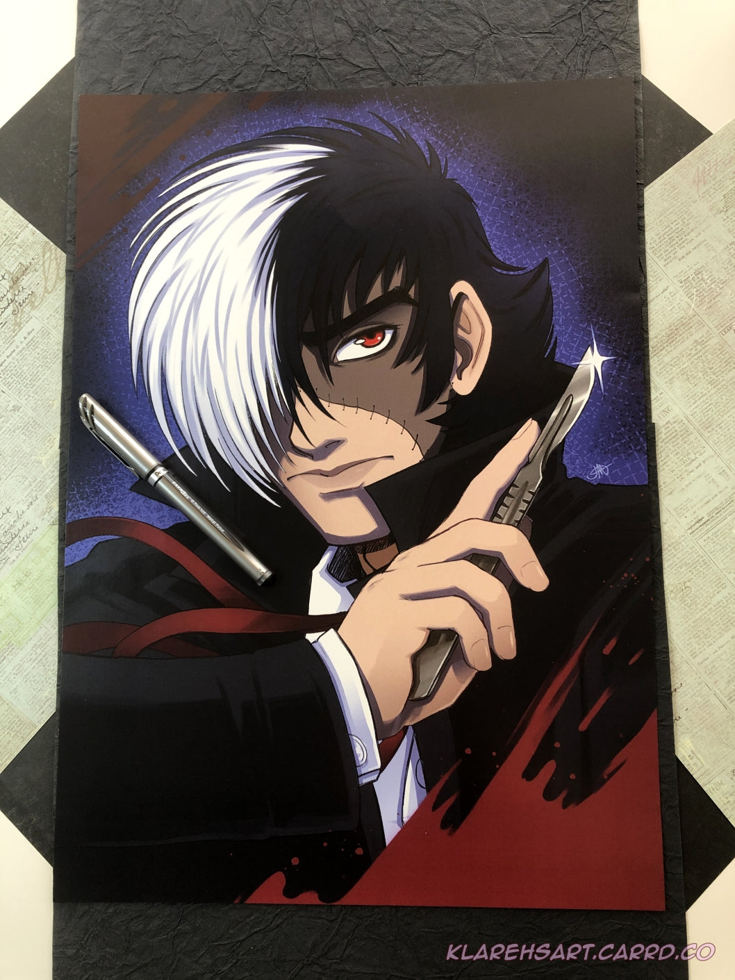 Anime character with white and black hair and red eyes, half of his face is stitched with another skin tone. He is holding a scapel, wearing a black trench coat with a white shirt and red string tie. A blood splat accents the corner. The pen shows size comparison. This is the Large size.