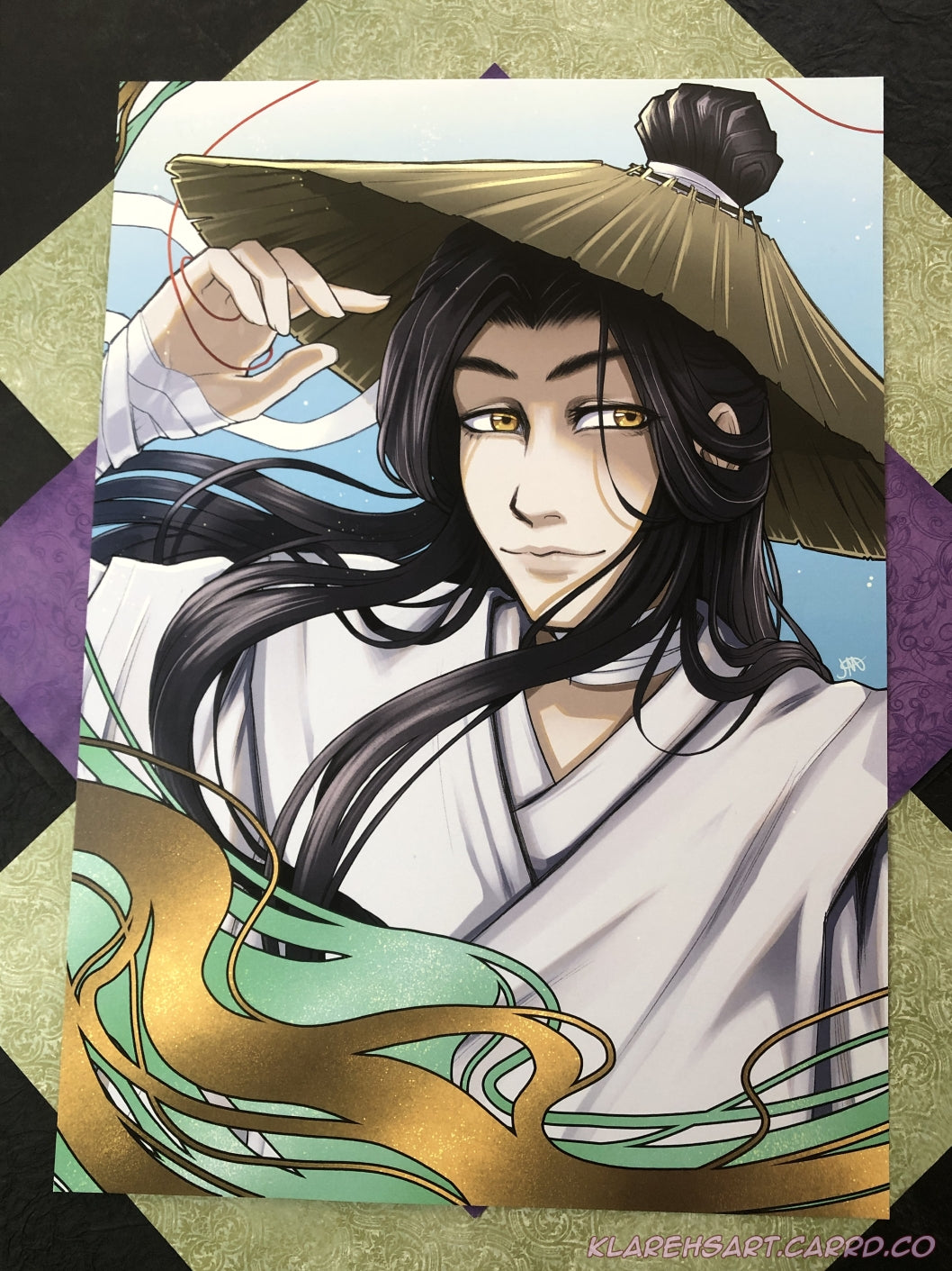 Illustration of a smiling man with long black hair, golden eyes, straw hat and white daopao robes. This is the large size.