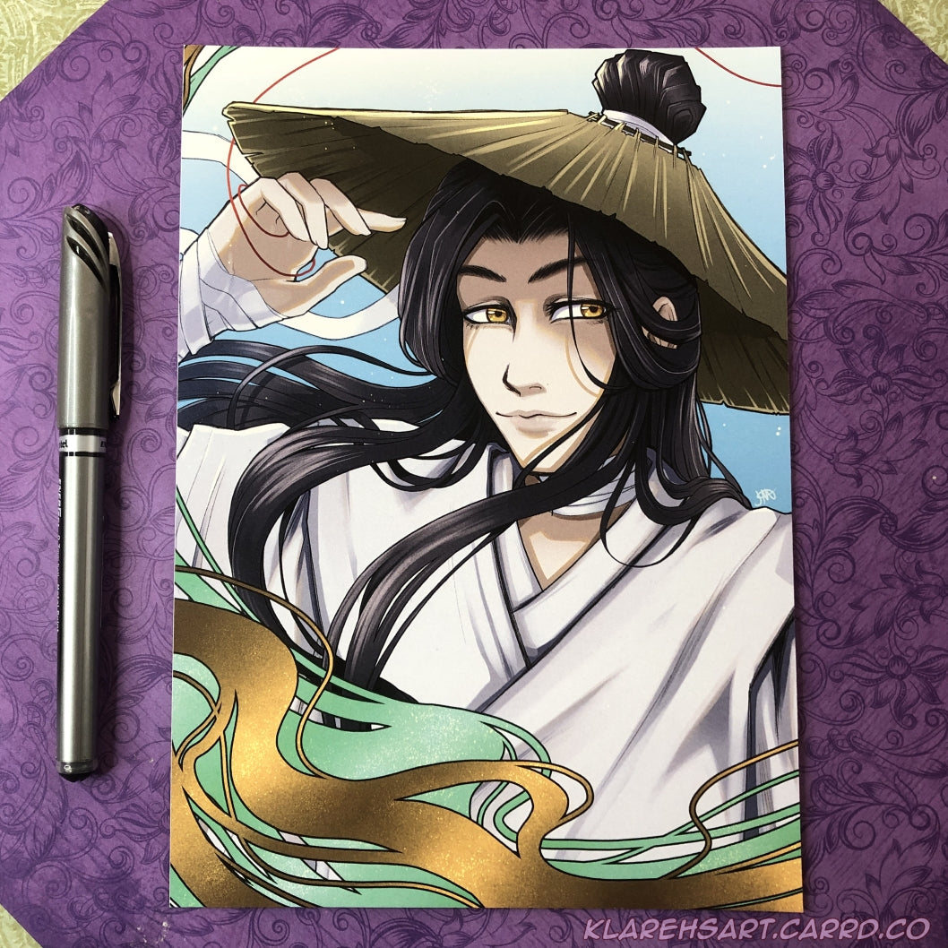 Illustration of a smiling man with long black hair, golden eyes, straw hat and white daopao robes. The ink pen on the left shows size comparison. This is the medium size.